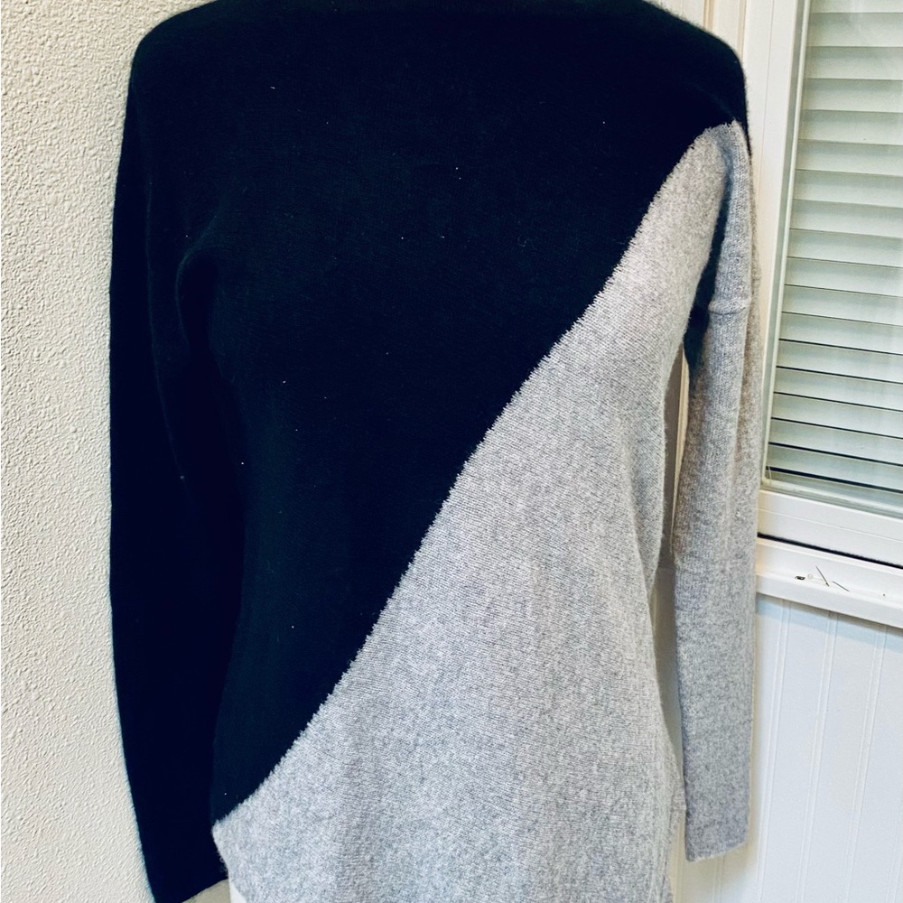 360 Cashmere Grey & Black Pullover Sweater size Medium